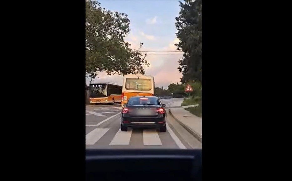 Neodgovorna vožnja iza autobusa s djecom (VIDEO)